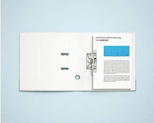 Geöffneter Aktenordner mit Inhalt 