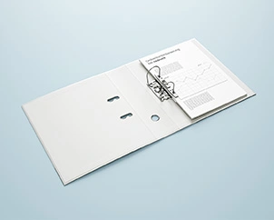 Geöffneter Aktenordner mit Inhalt 