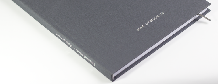 Graues Hardcover-Buch in Leinen mit silberner Prägung