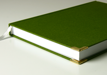 Handgefertigtes Buch in grünem Leinen mit Buchecken