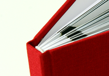 handgefertigtes Hardcoverbuch in rotem Leinen