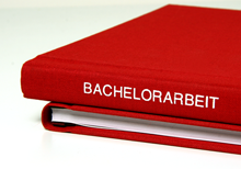 Bachelorarbeit als rotes Hardcoverbuch mit Prägung auf Leinen